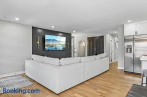 Modern 3BR Retreat Near NYC, EWR & MetLife - Image 4