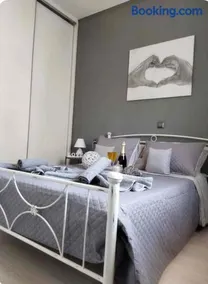 Grey Sense Luxury Apartment - Image 2