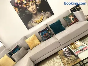 Barcelona Chic Apartments- Free Parking - 10 min BCN center by metro - Image 1