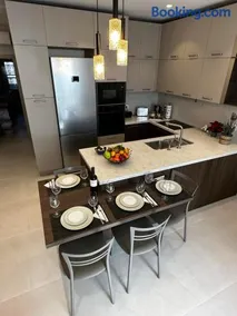 Samanthas LUXURY APARTMENT - Image 3