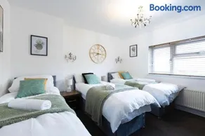 Captivating 3-bed House Near Leeds City Centre - Image 1