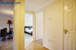Spacious 2-Bed Family Flat in Wimbledon Near Tube - Image 2