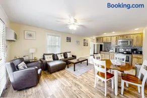 Water-view condo at Sheepscot Harbour Resort with deck, full kitchen, and WiFi - Image 3