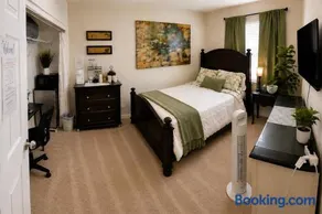 Luxury Queen Suite - Image 1