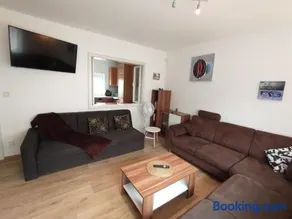Apartment with a garden - Image 2