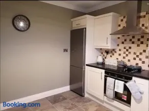 2 Bed Flat - Sleeps 4 - Garden - Parking - Wifi - Image 4