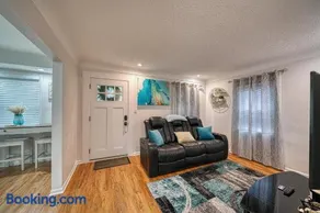 Beautiful Modern home with all year use HOT TUB, Pool table, Game room, & Propane fire pit!! - Image 3