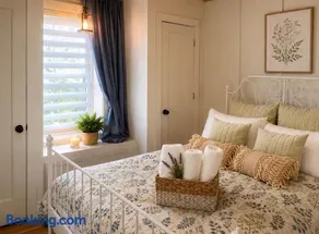 Honey & Hook Tiny Home with Breakfast - Image 2