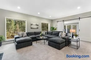 Expansive retreat with pool private hot tub fast WiFi fitness bike & SHARC - Image 2
