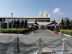 Luxury 3BHK Facing Park, Eldeco Greens - Image 1