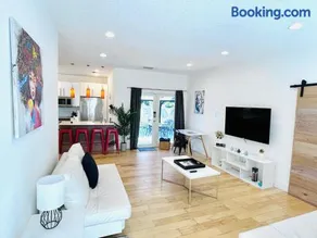 Tropical House with Summer Kitchen and pool 3BR- Oasis in Miami! - Image 5