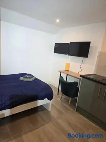 Studio with ensuite bedroom and kitchen - Image 2