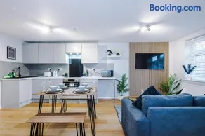 2 BDR House By Eason Stays Short Lets Stockport - Image 4