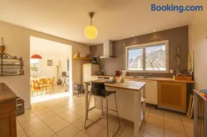 Grande casa vacacional ideal para familias con jardín y terraza - Image 3