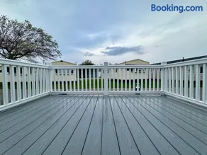 The Retreat - An Luxurious Caravan in Towyn, Wales - Image 2