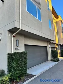 3 Bedroom Townhome with Large Living Area - Image 1