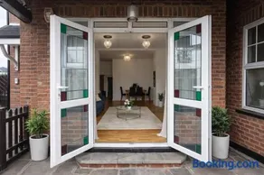 Stylish London 2BR Flat Sleeps 6-Free Parking, O2 Arena, Greenwich & Canary Wharf - Image 3