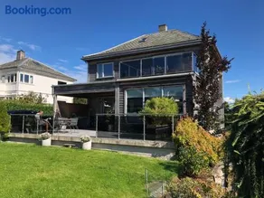 Beautiful central villa with free private parking - Image 1