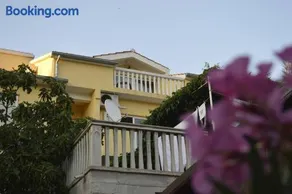 Private studio apartment with a garden and a terrace - Image 2