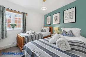 2-Bedroom Stylish & Gorgeous, Cosy Westgate Cottage Retreat, Central Winchester, Free On-Street Parking Permit, with Garden, Close to Cathedral - Sleeps 6, Pets are Welcome - by Blue Puffin Stays - Image 2