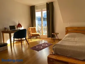 Stylish Room and private bathroom in lakefront apartment - Image 4