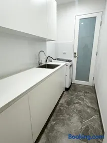 Spacious Queen Room with Attached Bathroom - OR1 - Image 3