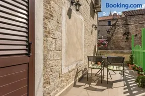 Carrara Accommodation - Image 2
