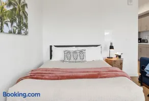 Bright Studio on Sunset Blvd Pool, Parking, Gym - Image 2