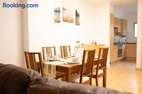 Muirhouse 2BR Apartment with Free Parking - Image 2