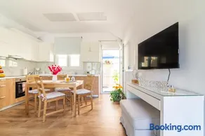 Sophia's Comfortable Home with a Private Backyard - Image 3