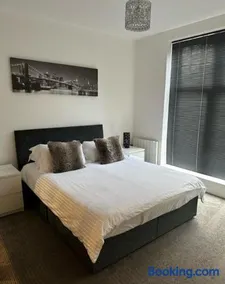 Stunning Flat with Parking Free near Sutton Station - Image 3