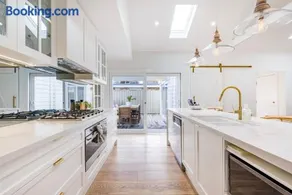 The White House - Pet Friendly with Heated Swimming Pool - Image 5