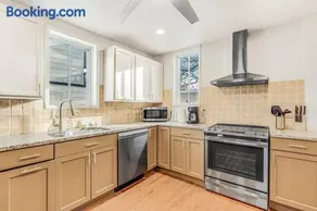Spacious 4BR Duplex - 5 Blks 2 Beach - Badges Incl - Image 3