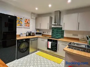 Darfield 4 Bedrooms Home 6 Beds 2 Showers Driveway Parking For Business Stays - Image 3