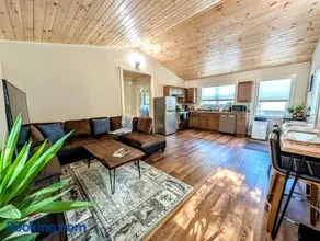 NEW 2BR house 5 min to restaurants hiking 1dog ok - Image 1