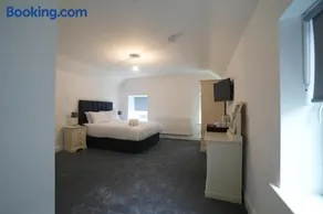 The Lodge - Image 4