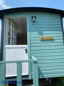 Hut 4 Ewe glamping pod with shared facilities - Image 3