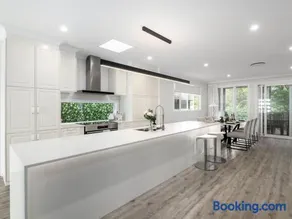 Spacious 4-Bedroom Bardon Retreat Across 2 Levels - Image 4