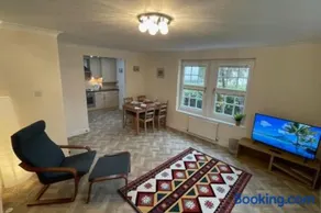 Peebles Cardona Cozy 2 x bedroom Apartment - Image 2