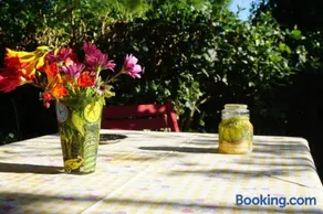 Cosy guest house with private yard - Image 2