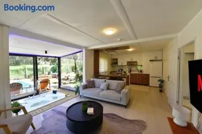 bungalov ve göl kenarina kurulmuş sahil evi. - Image 2