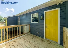 15% off! Front porch w/ Wi-Fi & Private Parking - Image 4