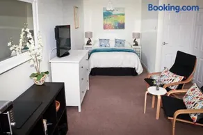 Lowerbourne House Studio - Image 1