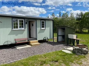 Wee Highland Hideaway Hut - Image 1
