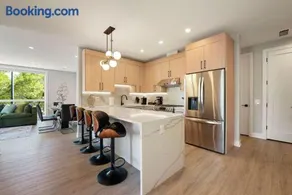 Modern 2BR2BA Condo Free Parking and Balcony - Image 2