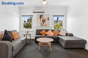 Strathdale Stay - Cozy & Pet Friendly - Image 4