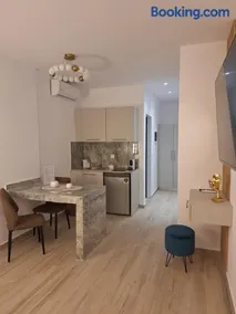 POUNEDES LUXURY SUITES - Image 2