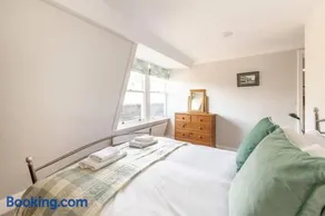 Rooftop Retreat - 2 Double Beds w/ Stunning Views - Image 4