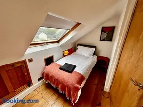 Nomi Homes - Okehampton Place - Exeter - Sleeps 7 - Image 4