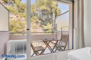 Cosy & Quiet studio with AC and Balcony with a view of nature - Image 2